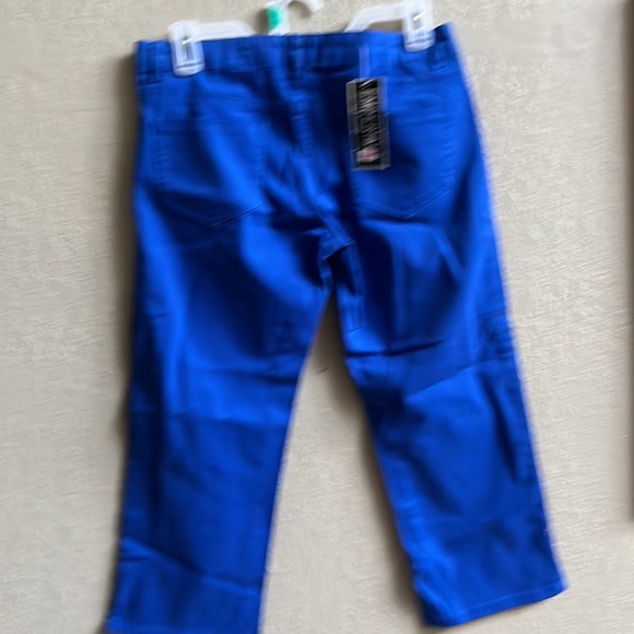 Women’s Blue capri with tags.  size 7 - Picture 2 of 4